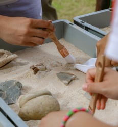 Animation-scientifique-archeo-heros-archeologie-quartiers-d-ete-saint-pardoux.